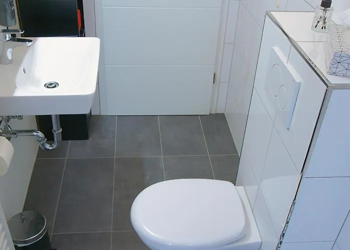 Japandi Stil Nahe Dus,bahn Fuer Business Und Familien *