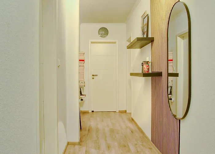 Japandi Stil Nahe Dus,bahn Fuer Business Und Familien