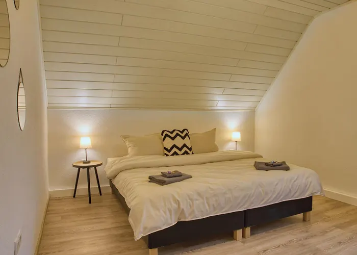 Japandi Stil Nahe Dus,bahn Fuer Business Und Familien *