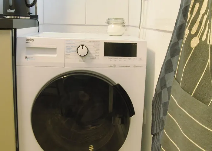 Japandi Stil Nahe Dus,bahn Fuer Business Und Familien