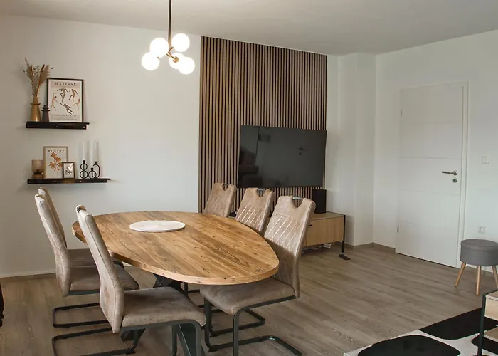 Japandi Stil Nahe Dus,bahn Fuer Business Und Familien