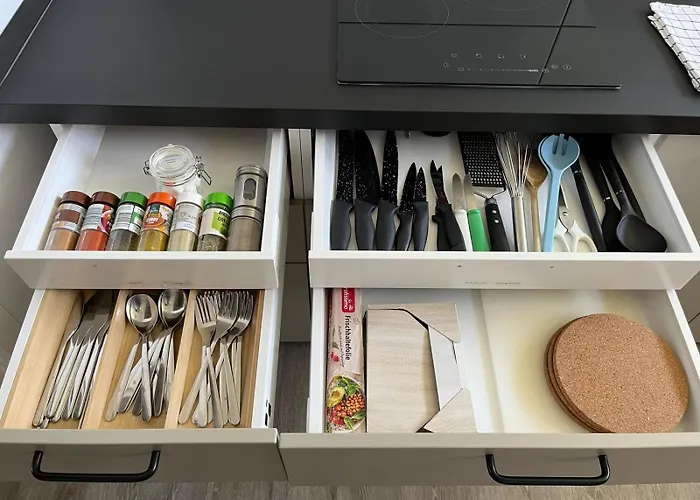 Japandi Stil Nahe Dus,bahn Fuer Business Und Familien